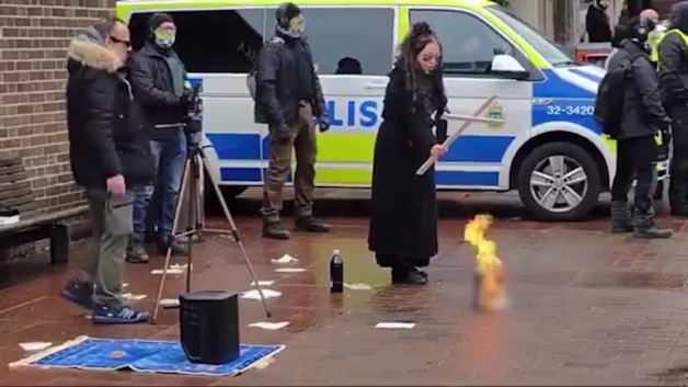 İsveç'te Jade Sandberg isimli bir kadın, polis eşliğinde Kur'an-ı Kerim yaktı, üzerine Haç tuttu