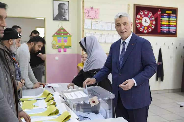 Siyasiler sandık başına giderek oyunu kullandı Ticaret Bakanı Ömer Bolat, Mahalli İdareler Genel Seçimlerinde oyunu İstanbul Bahçelievler'de, Koza İlköğretim Okulu’nda kullandı.
